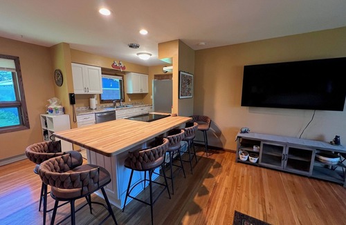 Kenwood House | Toledo Blue House-Spacious 5 bedroom, 2 living rooms & large outside area