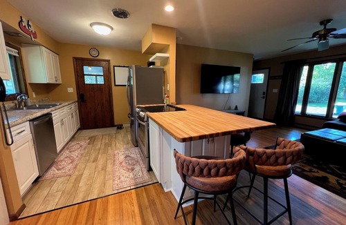 Kenwood House | Toledo Blue House-Spacious 5 bedroom, 2 living rooms & large outside area