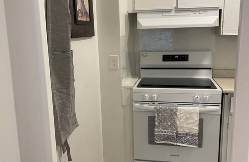 Forest Hill South Apartment | Toronto 1 bed 1bath condo with 1 parking near Casa Loma closer to subway
