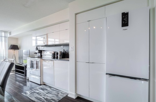 CityPlace Apartment | Toronto Lakeshore Bliss