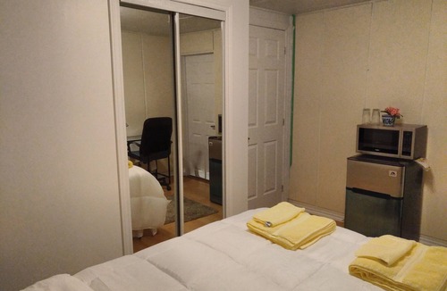Bayview Woods - Steeles House | Toronto vacation home in North York with free parking