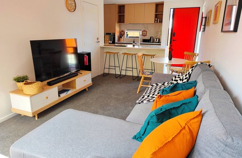 Linwood House | Tranquil Bamboo Oasis -New 2 Bed Close To CBD