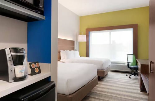 Roselawn Finance Hotel | Tranquil Cincinnati Retreat | Ideal for Weekend Explorers & for Unwinding