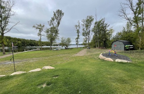 Aitkin House | Tranquil lake house retreat