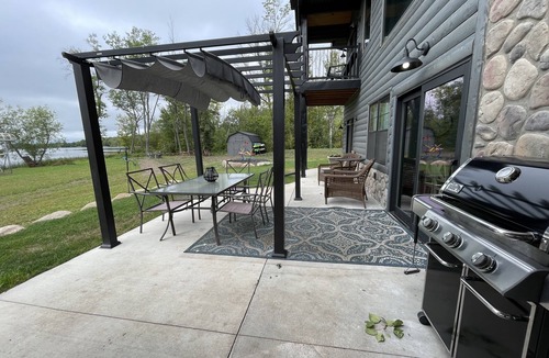 Aitkin House | Tranquil lake house retreat