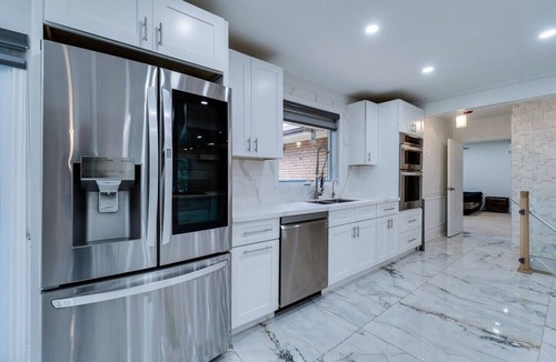 Cooksville House | Tranquil Urban Bungalow With Theatre & Patio
