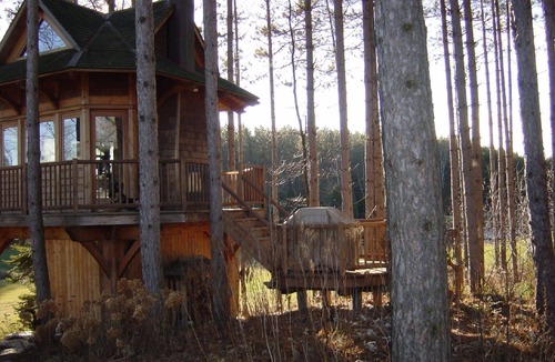Durham Region Ski Chalet | Tree House getaway with swimming, 18km of Hiking and MTN Biking Trails.