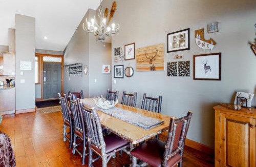 Big White Ski Resort Apartment | Tree Tops 16