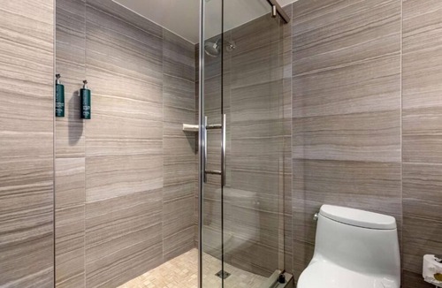 West End Hotel | Two 2BR Connecting Suites for Groups w/Free Breakfast | 0.5 Miles to Georgetown