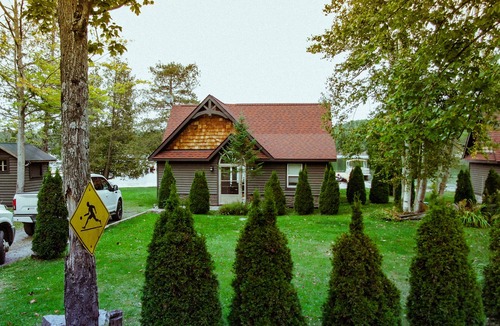 Utterson House | Two bedroom Muskoka lakeside retreat with incredible and tranquil views