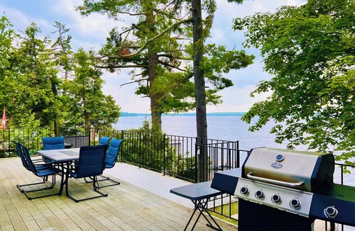 Baddow Cottage | Unwind Recharge Repeat│family-friendly lakefront cottage sleeps 8 adult and plus