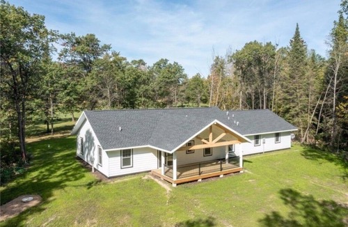 Staples House | Up North Getaway! Sitting on Hole 16 - Golf Stay & Play - Sleeps up to 12 Guests