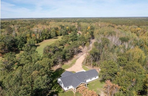 Staples House | Up North Getaway! Sitting on Hole 16 - Golf Stay & Play - Sleeps up to 12 Guests