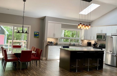 Grand Bend Cottage | Updated Cottage in Southcott Pines, Grand Bend. Steps to Sun Beach
