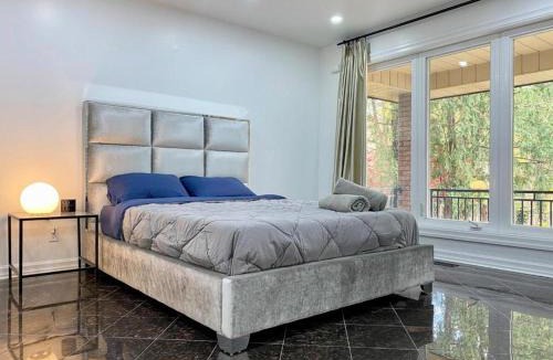 Richmond Hill Villa | Upscale 6BR Villa at Birch Avenue