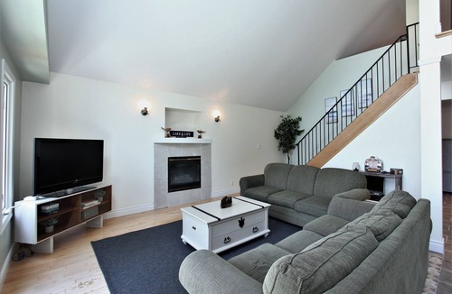 Springwater Cottage | Upscale lakefront cottage on private lake