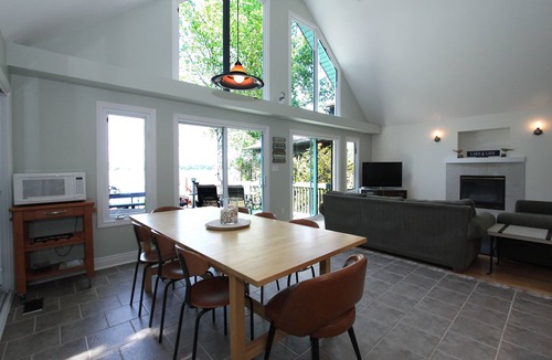 Springwater Cottage | Upscale lakefront cottage on private lake