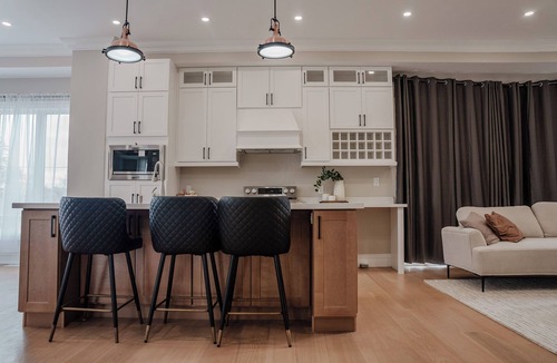 Pickering House | Upscale Pickering Escape | Near Lake & Dining