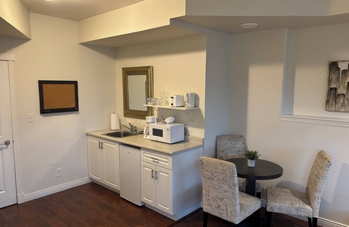 Saanich Apartment | Upscale Studio close to airport, ferries and downtown VictorianPet friendly