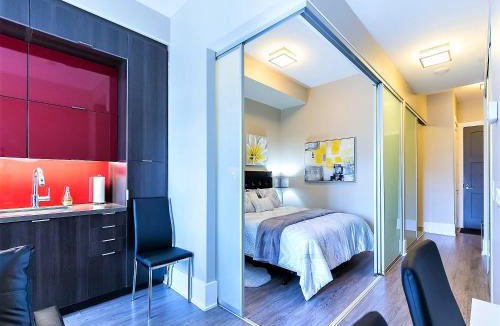 Toronto Entertainment District Apartment | Upscale Suite at CN Tower, Metro Convention & Rogers Centre