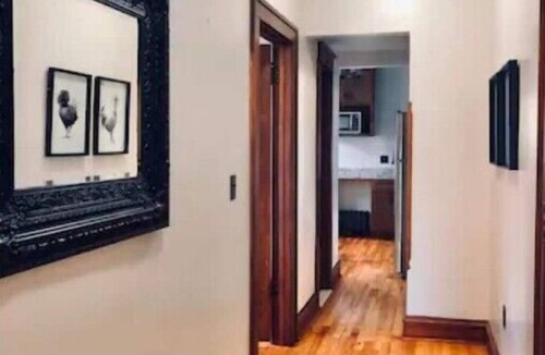 Lowry Hill East Apartment | Uptown Lifestyle for Large Groupsnn