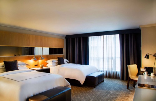 Midtown Toronto Hotel | Urban Sophistication: Spacious Rooms, Close to Arts Scene and Attractions