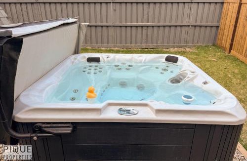 Southwest Edmonton House | Urban Utopia - Hot Tub - Barrel Sauna - BBQ - Firetable - AC