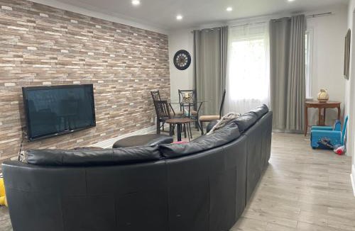 Etobicoke Apartment | Vacation house Entire floor Kids yard walk 2 subway