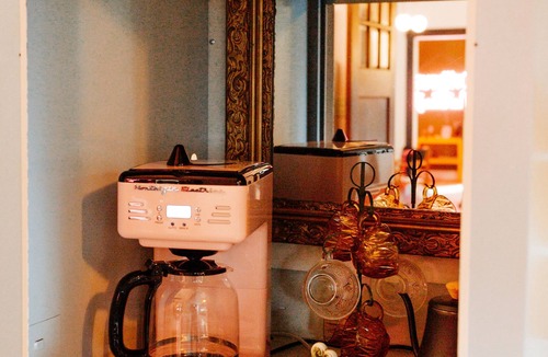 Northeast Minneapolis Arts District House | Vibes & Style at Dollhouse Northeast! Arts District Gem