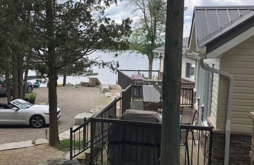 Port McNicoll Cottage | Victoria Harbour Cottages Queen Bed Chalet