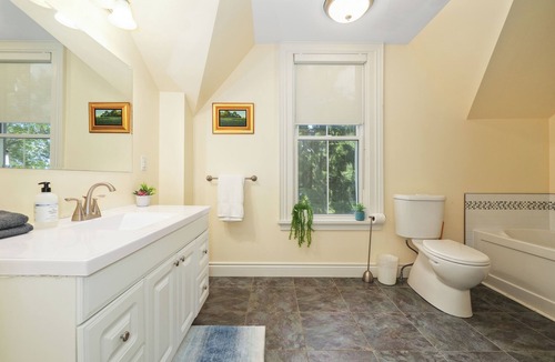 Cressy Cottage | Victorian on the Lake - Private Waterfront & Dock