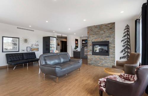 Hearst Hotel | Villa Inn & Suites - SureStay Collection by Best Western