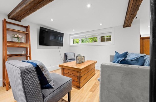 Burlington Apartment | Waldemar Charming Burlington lower level Apartment