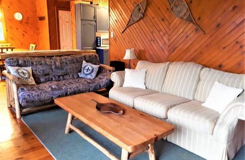 Lake of Bays Ski Chalet | Walk-In lake: Muskoka Cottage for Rent Slps 10 nr Huntsville and Algonquin Park