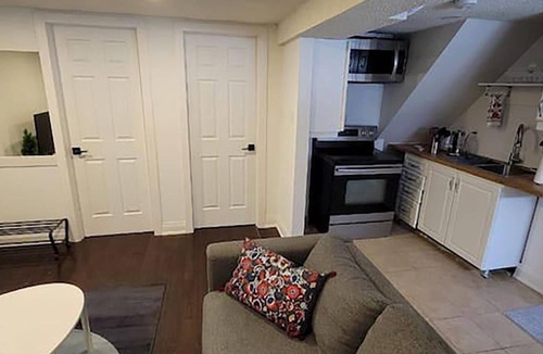 Thornhill House | Walk-out Basement Apt. 1 bedroom+den. Free parking