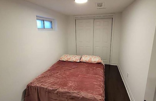 Thornhill House | Walk-out Basement Apt. 1 bedroom+den. Free parking