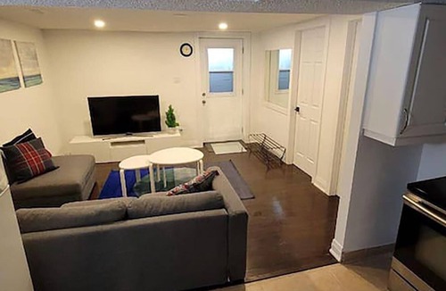 Thornhill House | Walk-out Basement Apt. 1 bedroom+den. Free parking