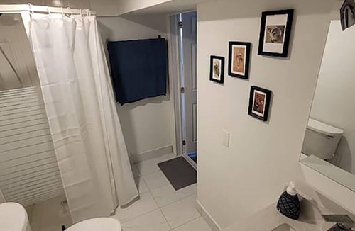 Thornhill House | Walk-out Basement Apt. 1 bedroom+den. Free parking