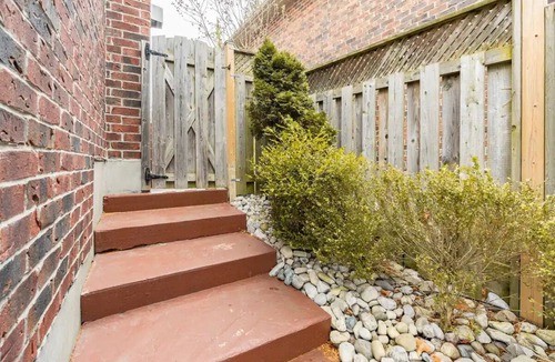 London House | Walk-out:patio:self Check-in:private:open-concept