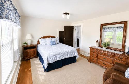 Endicott House | Walk to Golfcourse EnJoie House PetFriendly