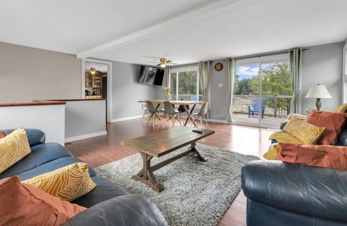 Kawartha Lakes House | Warm Casa by the Bay✦Sunroom✦Balcony✦BBQ & Grill!