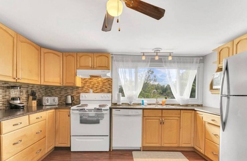 Kawartha Lakes House | Warm Casa by the Bay✦Sunroom✦Balcony✦BBQ & Grill!