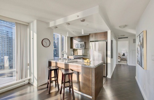 Yaletown Apartment | Water views 3 bedroom suite