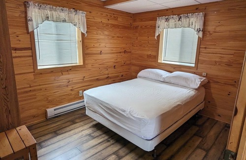 Roseneath Cabin | Waterfront 3 bedrooms Cottage on Rice lake