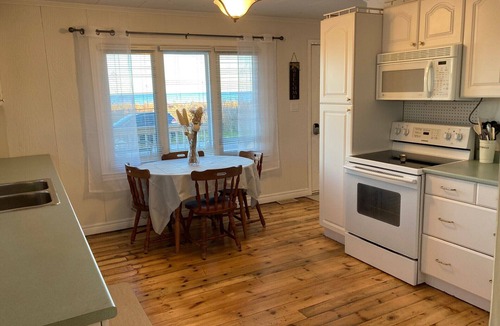 Turkey Point House | Waterfront 3 Bedroom cottage located in beautiful Turkey Point