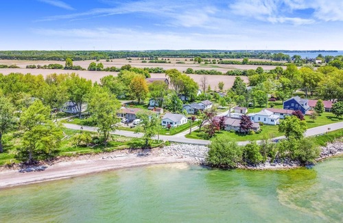 Selkirk Cottage | Waterfront all season 3 bdrm Lake House