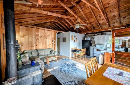 Franklin House | Waterfront Cabin with Kayaks & Fire Pit, 1 Dog ok