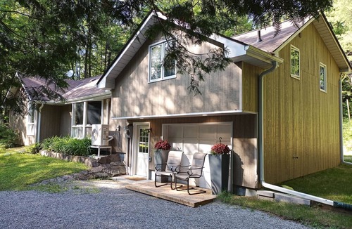 Norland House | Waterfront Cottage w/king bed, hot tub, theatre, gym & more