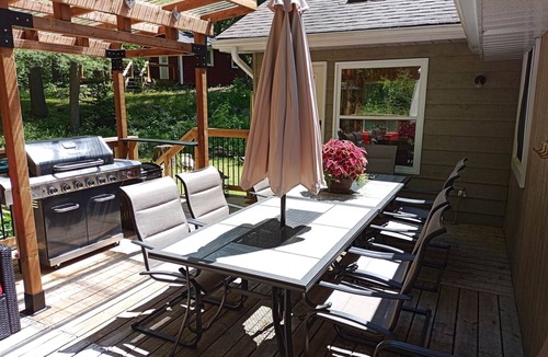 Norland House | Waterfront Cottage w/king bed, hot tub, theatre, gym & more