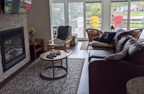 Baddow Cottage | Waterfront cottage w/hot tub